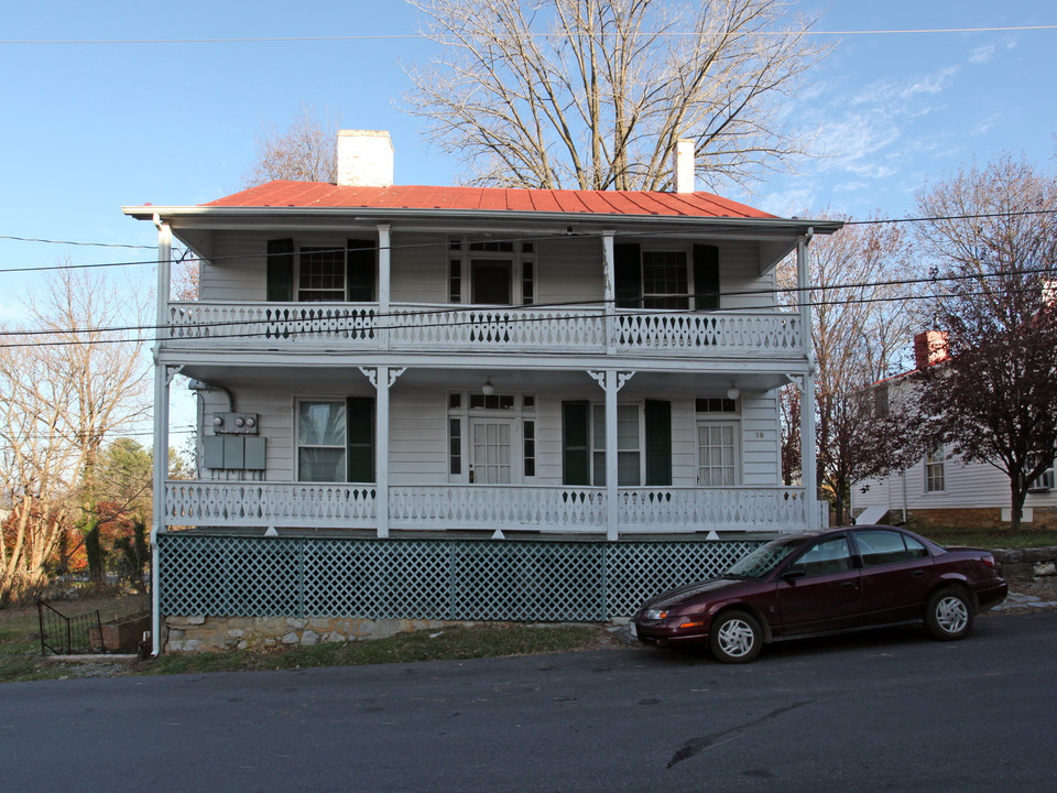 19 N Roanoke St in Fincastle, VA - Building Photo