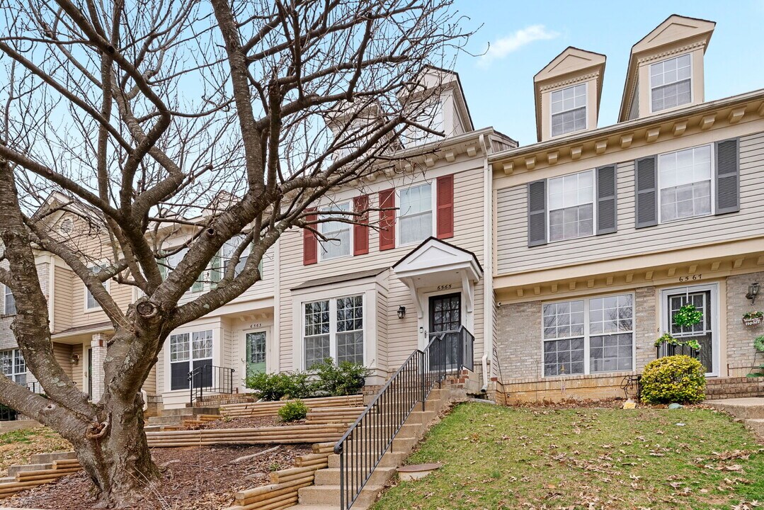 6565 Cypress Point Rd in Alexandria, VA - Building Photo
