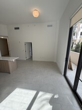2545 NE 183rd St, Unit A2 in North Miami Beach, FL - Building Photo - Building Photo