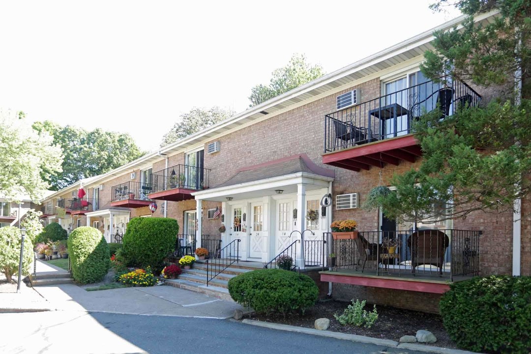 Arnhem Apartments in Midland Park, NJ - Building Photo