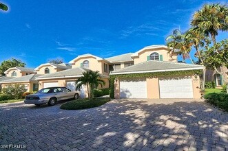 7058 Barrington Cir in Naples, FL - Foto de edificio - Building Photo