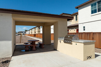 San Junipero Townhomes in Tucson, AZ - Foto de edificio - Building Photo