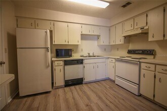 1230 Dosseywood Ln in Lakeland, FL - Building Photo - Building Photo