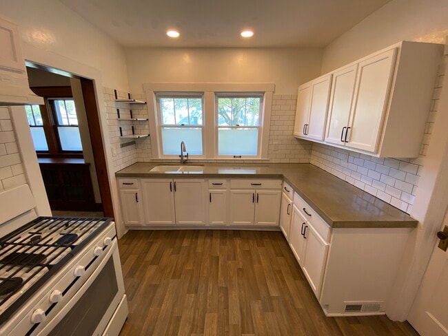 324 Paine Ave, Unit Downstairs
