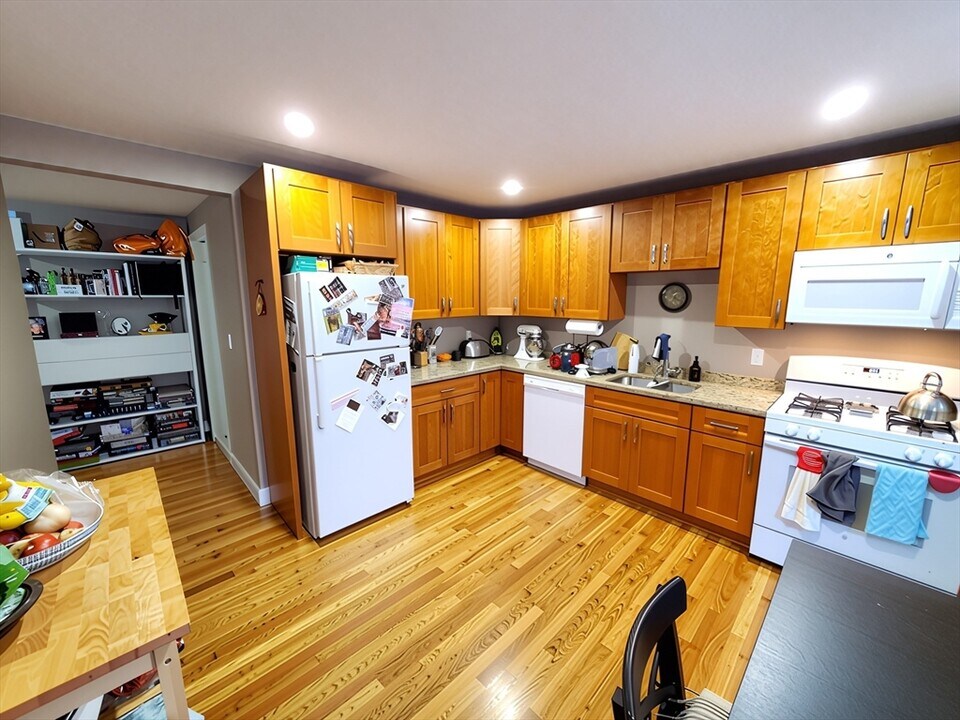 84 Cross St in Somerville, MA - Building Photo