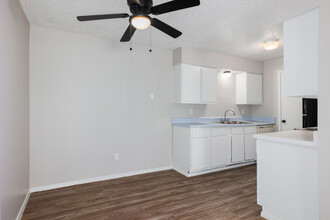 Summer Oaks in Oklahoma City, OK - Building Photo - Interior Photo