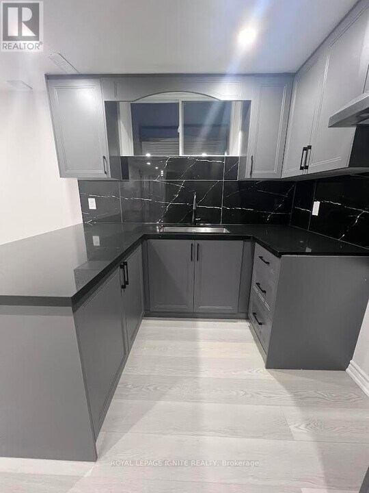 2494 Kentucky Derby Way in Oshawa, ON - Building Photo