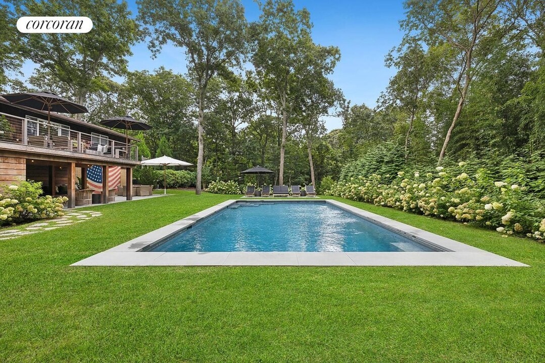 44 Milina Dr in East Hampton, NY - Building Photo