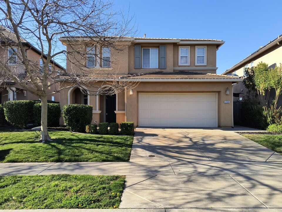 2588 Woodfield Way in Roseville, CA - Building Photo