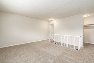 Creekbend & Chase Townhomes in Delaware, OH - Foto de edificio - Interior Photo