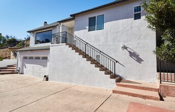 4007 Sumac Dr in Sherman Oaks, CA - Foto de edificio - Building Photo