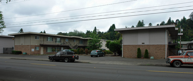 Meadow Park Apartments in Springfield, OR - Building Photo - Building Photo