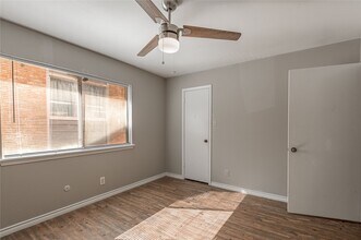 2404 Sycamore Ave in Huntsville, TX - Building Photo - Building Photo
