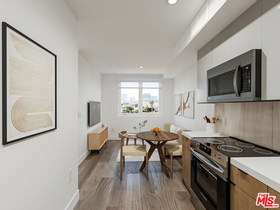 200 N Vermont Ave in Los Angeles, CA - Building Photo