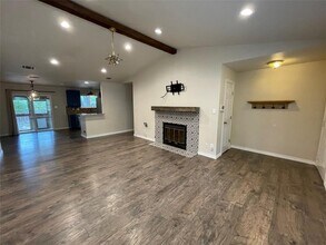 8408 Dixon Dr in Austin, TX - Building Photo - Building Photo