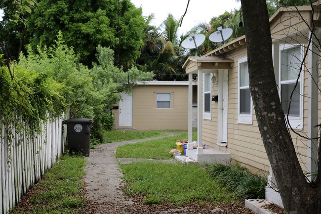 517 Kanuga Dr in West Palm Beach, FL - Building Photo - Building Photo