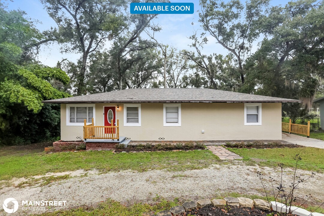 1615 Berkshire Dr in Eustis, FL - Building Photo