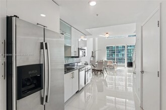 60 SW 13th St, Unit 1810 in Miami, FL - Foto de edificio - Building Photo