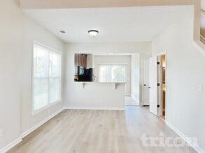 1672 Woodsford Rd in Kennesaw, GA - Foto de edificio - Building Photo