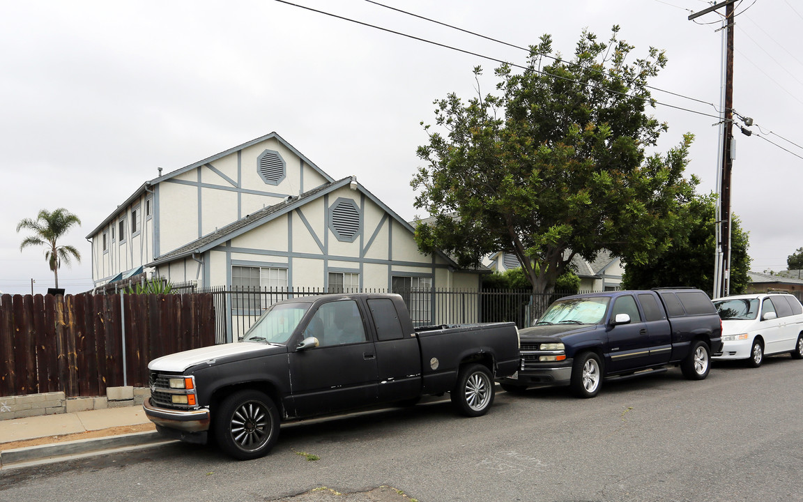 Walker Manor Apartments in Oceanside, CA - Building Photo