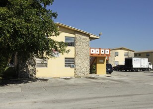 1085 W 76th St in Hialeah, FL - Building Photo - Building Photo