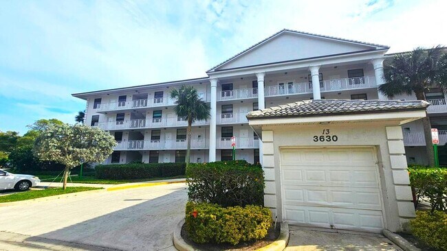 3630 Whitehall Dr in West Palm Beach, FL - Building Photo - Building Photo