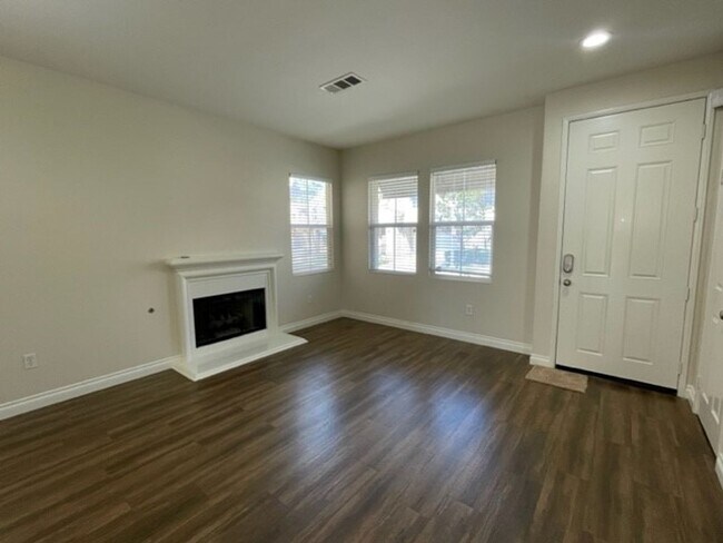 67 Calle Cataluna in Camarillo, CA - Building Photo - Building Photo