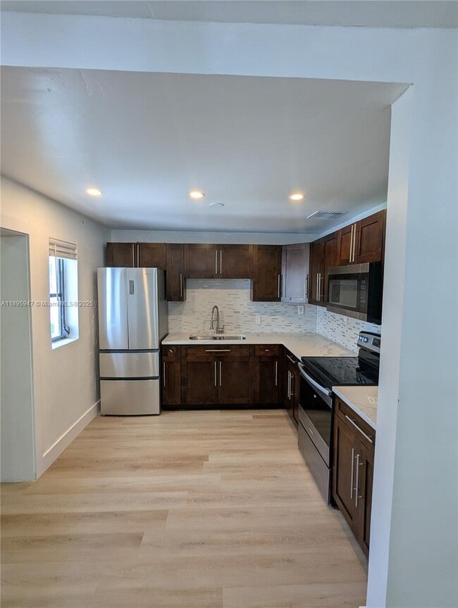 14321 Boggs Dr in Miami, FL - Building Photo - Building Photo