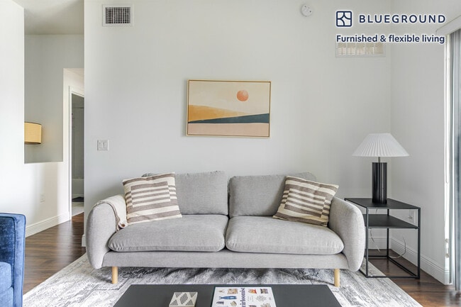 4300 SW 113th Terrace in Pembroke Pines, FL - Foto de edificio - Building Photo