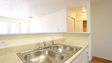 Cloudview Terrace Apartments in Albuquerque, NM - Foto de edificio - Building Photo