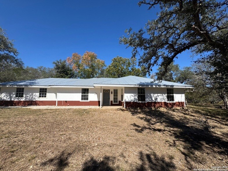 675 Lacey Dr in Bandera, TX - Building Photo