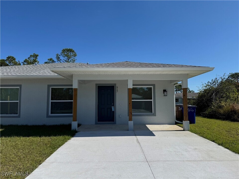 917 Graystone Ave in Lehigh Acres, FL - Building Photo