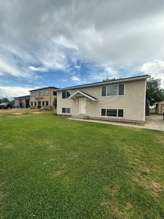 2093 W 2300 N in Clinton, UT - Building Photo
