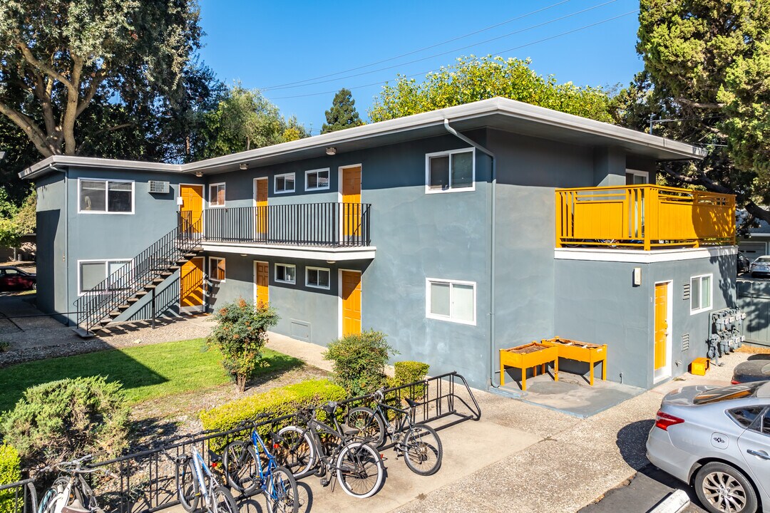 University Square Apartments in Davis, CA - Foto de edificio