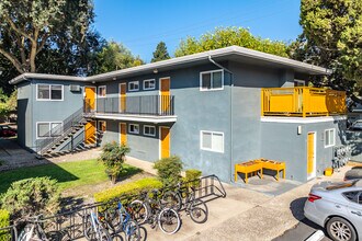 University Square Apartments in Davis, CA - Foto de edificio - Building Photo