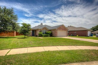 325 Oxford Ct in Roanoke, TX - Building Photo - Building Photo