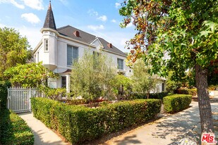 823 N Edinburgh Ave in Los Angeles, CA - Building Photo