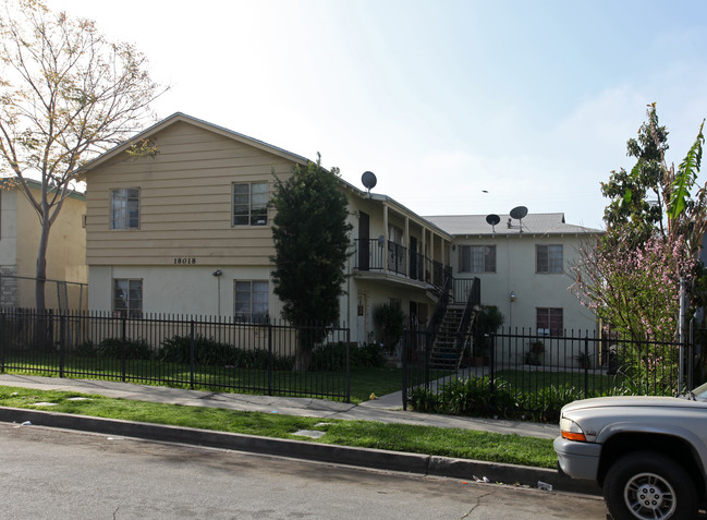 18018 Schoenborn St in Northridge, CA - Foto de edificio - Building Photo