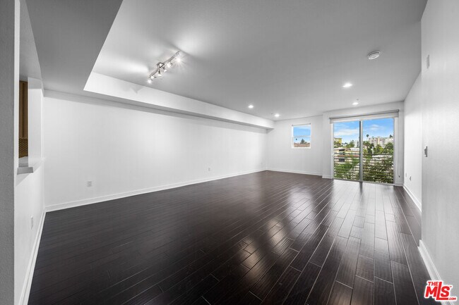 436 S Virgil Ave in Los Angeles, CA - Foto de edificio - Building Photo