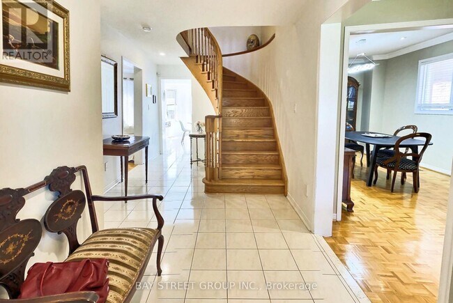 920 College Manor Dr in Newmarket, ON - Building Photo - Building Photo