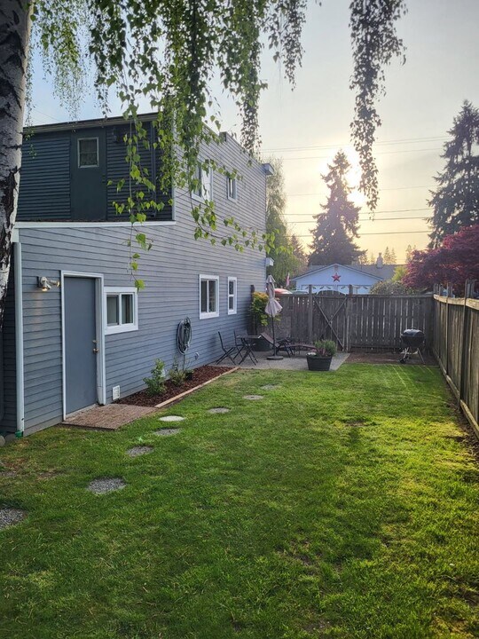 802 9th St SW in Puyallup, WA - Building Photo