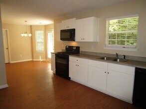 204 Carrie Dr in Dallas, GA - Foto de edificio - Building Photo