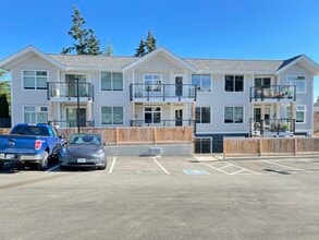 210 First Ave W in Qualicum Beach, BC - Building Photo - Building Photo