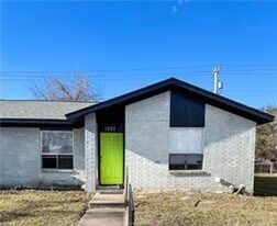 1227 Airline Dr in College Station, TX - Building Photo