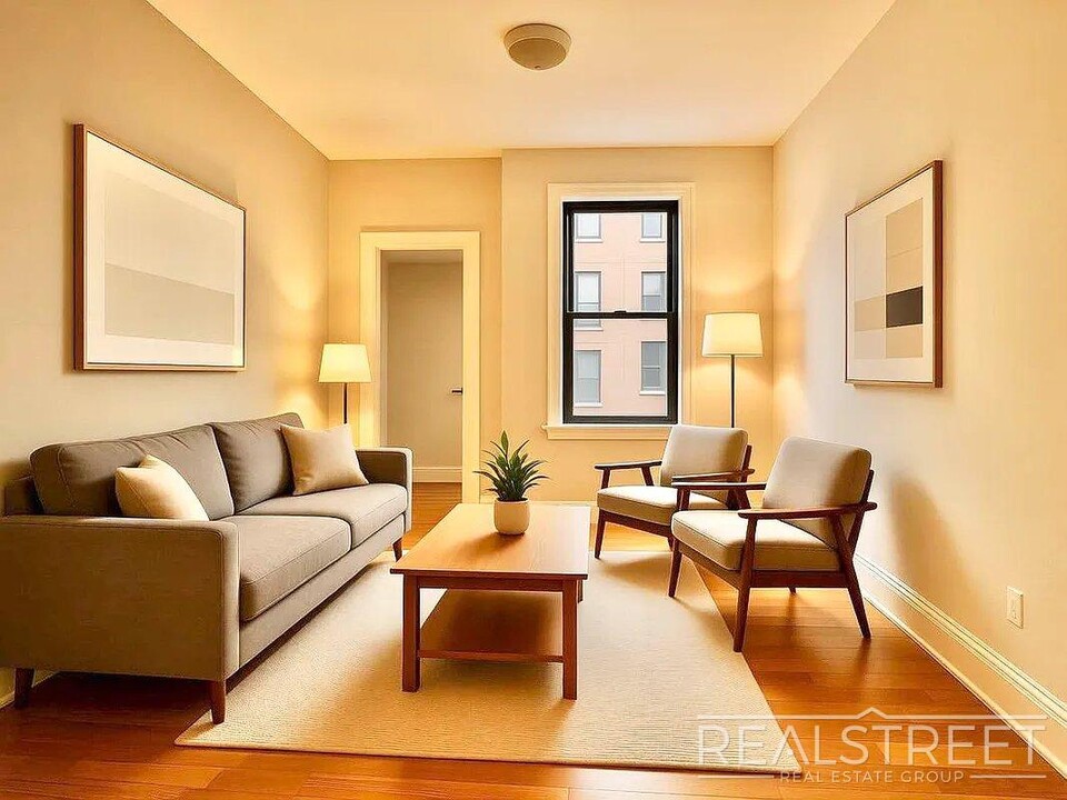 Rare Deal for a Spacious 2-Bedroom in Prime Bushwick with Gorgeous Views Overlooking Maria Hernandez in Brooklyn, NY - Foto de edificio