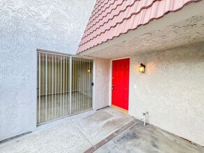 11339 Grand Manan Dr in Cypress, CA - Foto de edificio - Building Photo