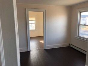 210 Pearl St-Unit -2L in Lawrence, NY - Building Photo - Building Photo