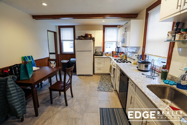 43 Newcastle Rd, Unit 2 in Boston, MA - Foto de edificio - Building Photo