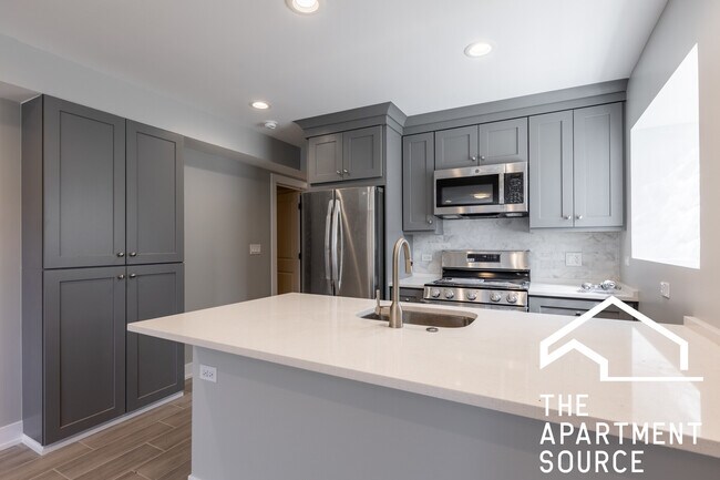 3135 N Oakley Ave, Unit 2 in Chicago, IL - Foto de edificio - Building Photo