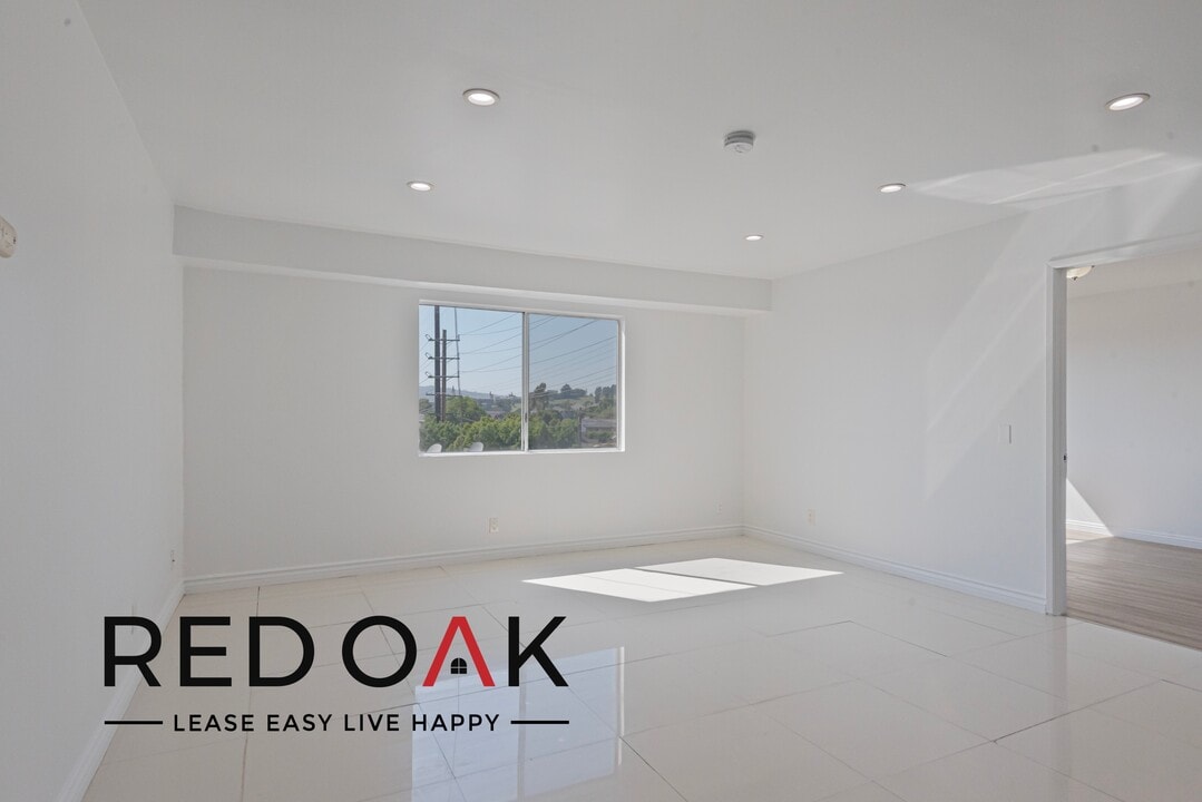 3540 Fletcher Dr, Unit 201 in Los Angeles, CA - Building Photo